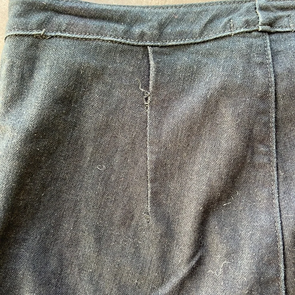 Dark soft denim. Straight leg, front pockets, no back pockets, no belt loops. - Picture 9 of 10